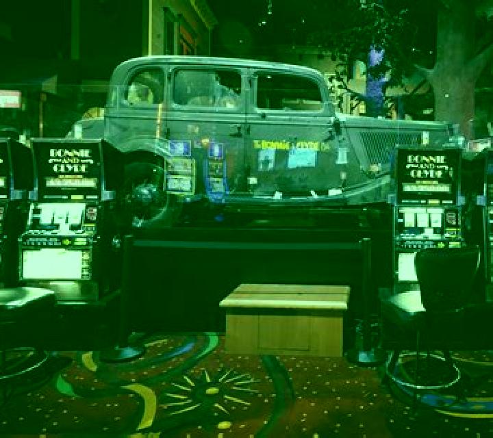 Bonnie & Clyde - Outlaw Legends slot machine