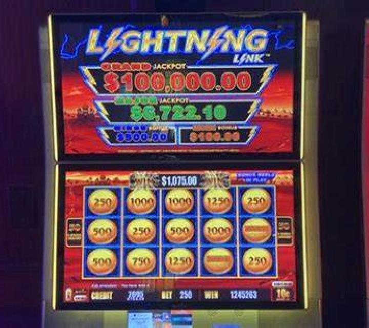 Lightning Wins slot