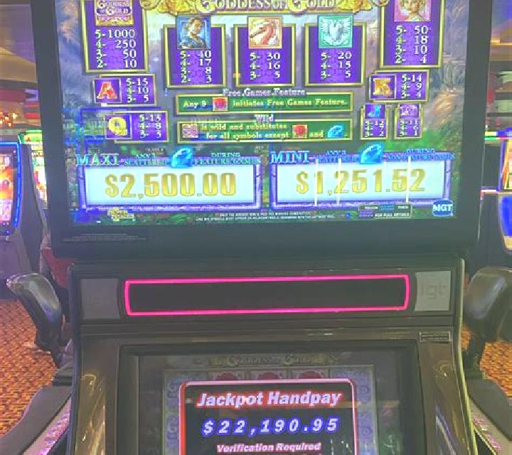 Three Wild Pigs and The Big Bad Wolf slot machine